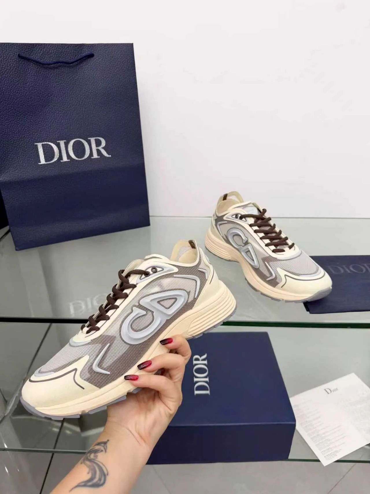 Men's men's shoes P560! DIOR#B30 COUNTDOWN TECH shoes 1. Inspired by lighter running shoes this season 2. Made of multi-layer transparent nylon upper, full of futuristic feel 3. CD30 rubber logo on the tongue/heel to highlight the brand style 4. Equipped with ultra-light foam midsole for the ultimate comfortable wearing experience 5. The entire series uses WELDED (seamless bonding) technology to ensure durability and lightness 6. Full-size dopamine color matching, perfect choice for couples shoes😜